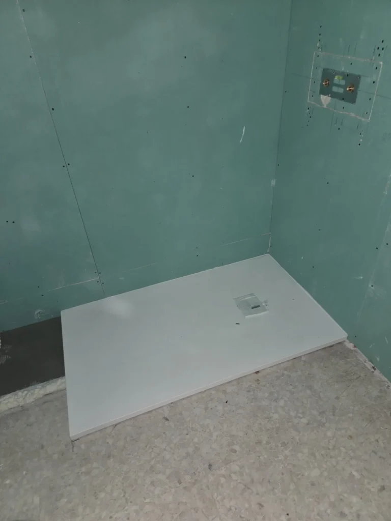 Pose d’un receveur de douche en attente pour finition