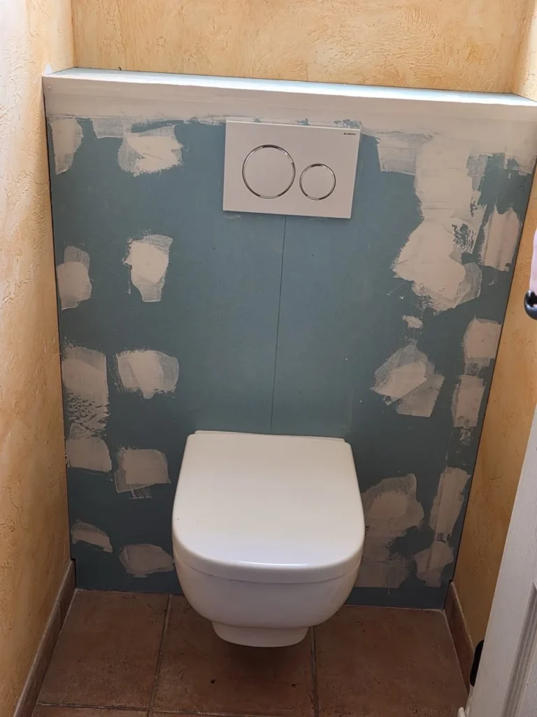Modernisation d’un sanitaire avec WC suspendu sans bride