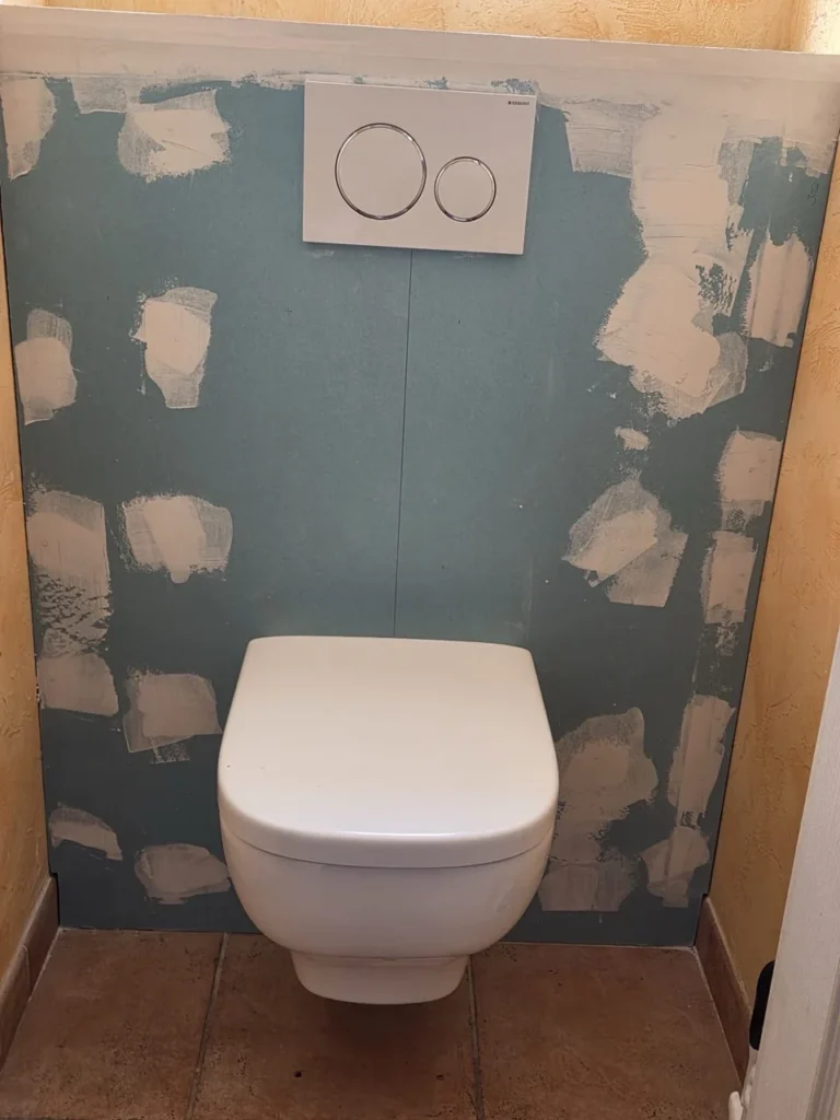 Modernisation d’un sanitaire avec WC suspendu sans bride